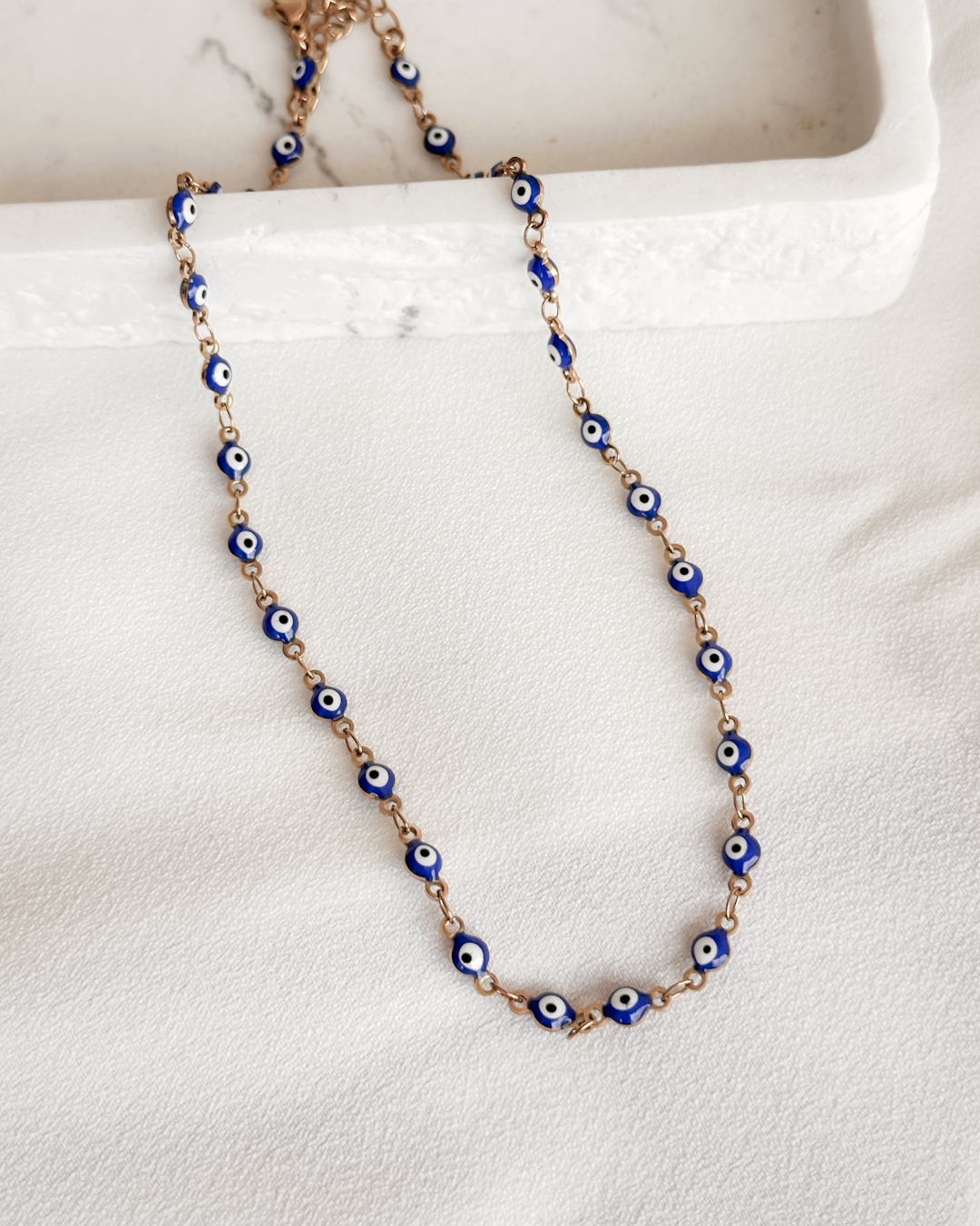 Blue eyes choker